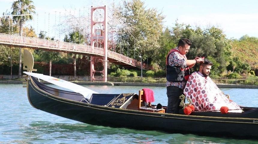 Nehrin Ortasında Gondolda Tıraş Keyfi