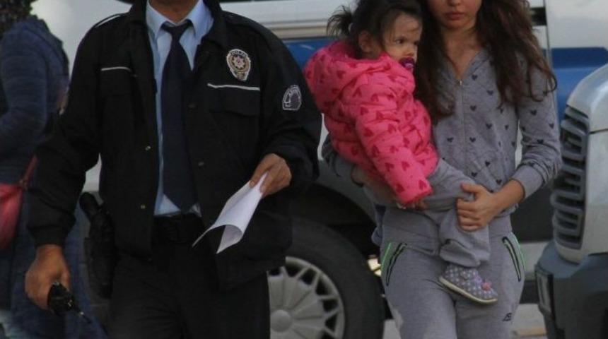 Kocası Darp Etti, Kucağında Kızıyla Sığınma Evine Gitti