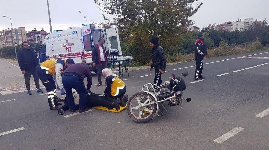 Motosiklet Minib&uuml;se &Ccedil;arptı: 1 Yaralı