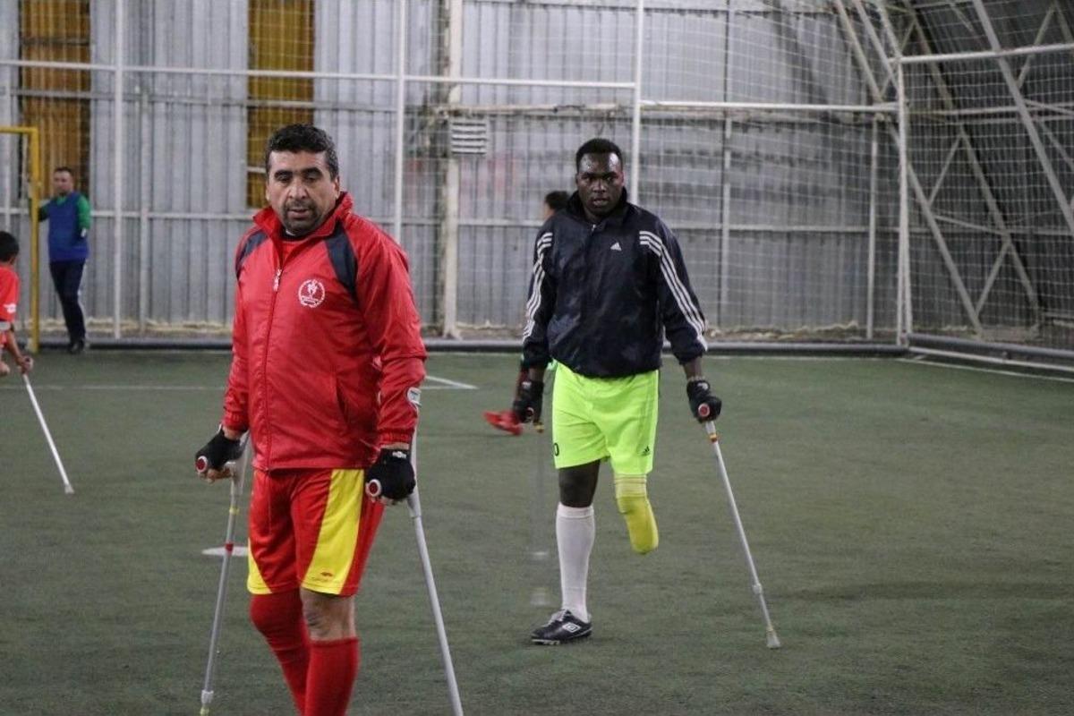 (&ouml;zel Haber) Kenyalı Kenan Ampute Futbol Ligi&rsquo;nde Ter D&ouml;k&uuml;yor