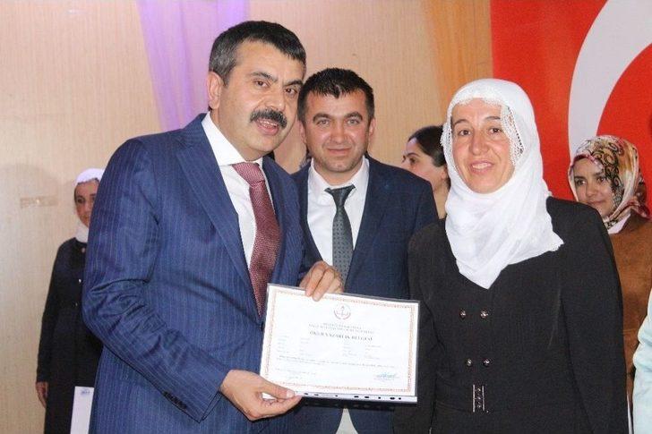 Türkiye’de 2 Milyon 300 Bin Kişi Okuma Yazma Bilmiyor G5