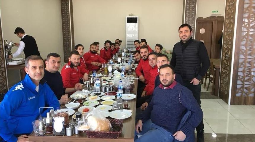 Bileciksporlu Oyuncular Ma&ccedil; Sabahı Kahvaltıda Buluştu