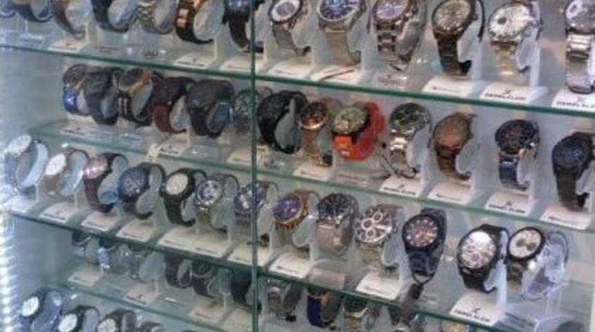 Fatih&rsquo;te 30 İşyerine Polis Baskını: 1 Milyon Lira Değerinde Ka&ccedil;ak &Uuml;r&uuml;ne El Konuldu