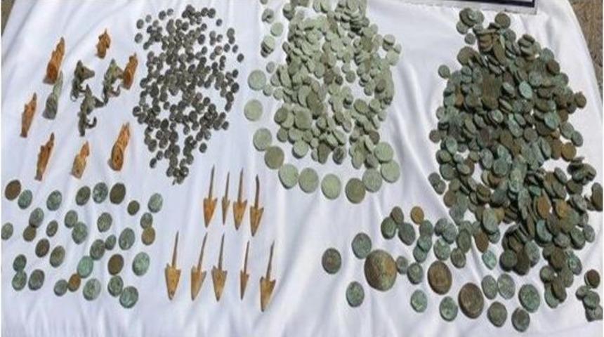 Yolcu Otob&uuml;s&uuml; Bagajından Y&uuml;zlerce Tarihi Eser &Ccedil;ıktı