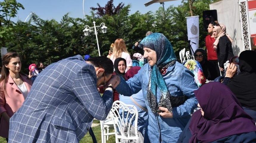 Başkan Ayaz, Anneler G&uuml;n&uuml;&rsquo;nde Başiskeleli Anneler İle Bir Araya Geldi