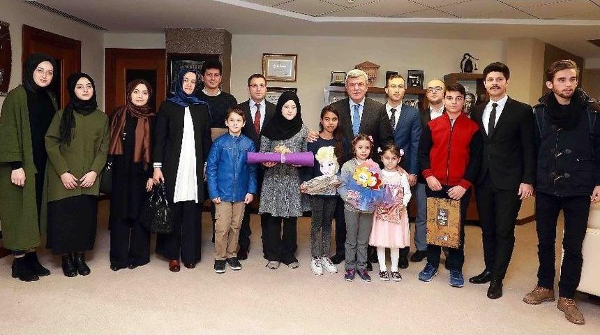 &Ouml;ğrencilerden Başkan Karaosmanoğlu&rsquo;na &Ouml;ğretmenler G&uuml;n&uuml; Ziyareti