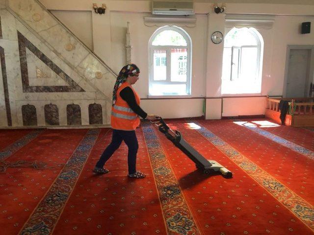 Akşehir Belediyesi Cami Temizliklerini Sürdürüyor