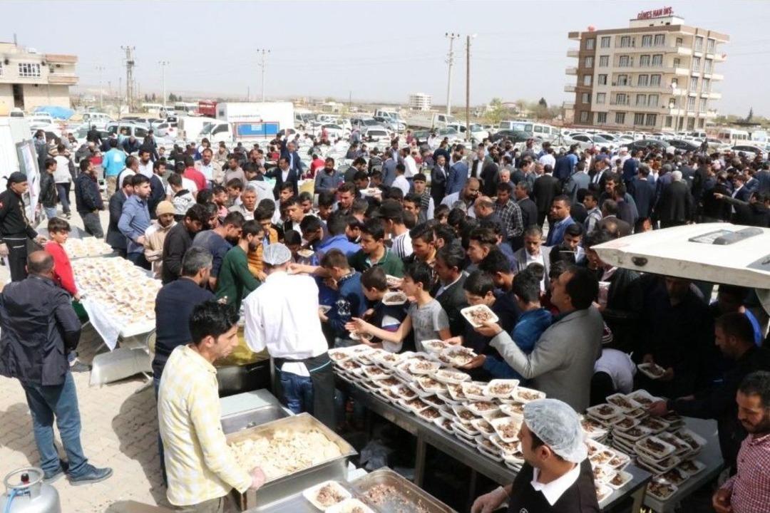 Afrin Şehitleri İ&ccedil;in Cuma Namazı Sonrası Binlerce Kişiye Tirit İkram Edildi