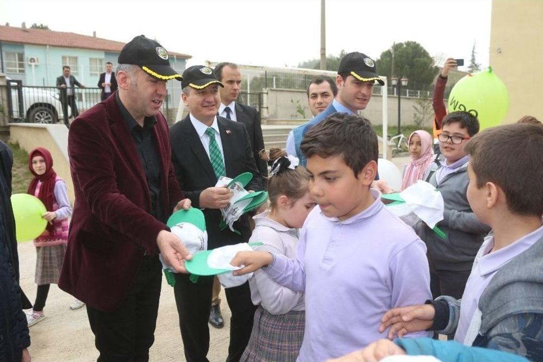 Gen&ccedil; Eller Fidanları Toprakla Buluşturdu