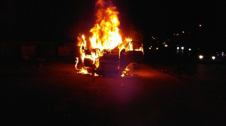 Seyir Halindeki Minib&uuml;s Alev Alev Yandı