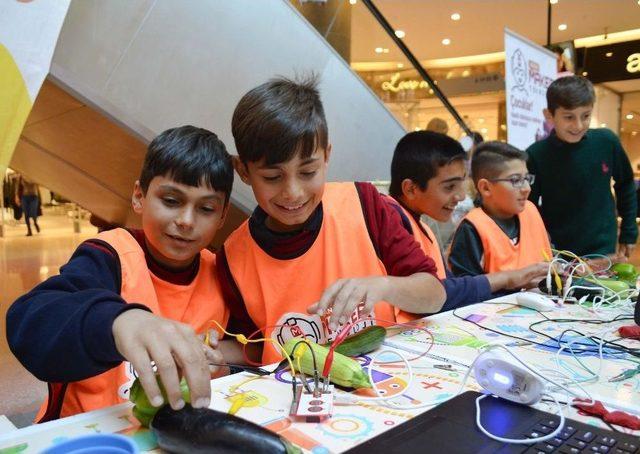 K&uuml;&ccedil;&uuml;k Mucitler Bilişim Teknolojisiyle Hem Eğlendi Hem &Ouml;ğrendi 1