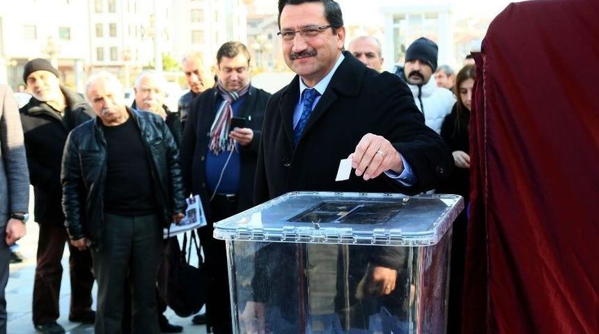 Cumhuriyet Kulesi İ&ccedil;in Sandıklar Kuruldu