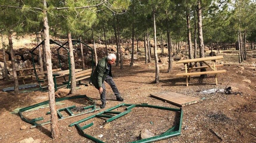 Mesire Alanında Zarar Verilen Banklar Onarılıyor