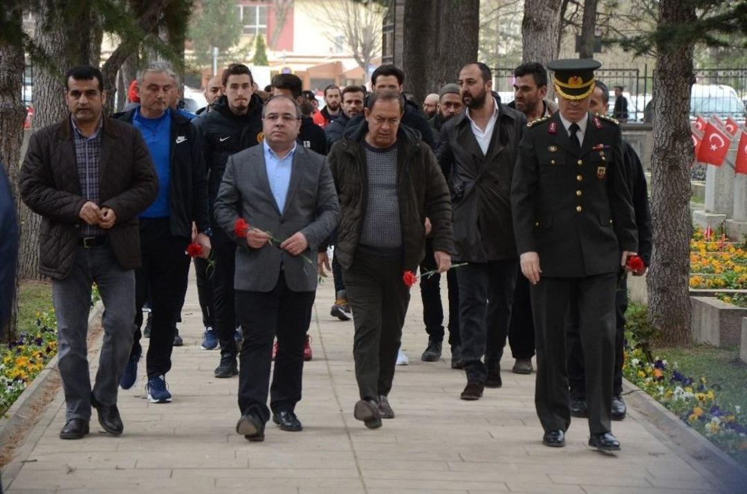 Eskişehirsporlu Oyuncular Vasiyet &Uuml;zerine Şehit Mithat Dunca&rsquo;nın Kabrini Ziyaret Etti