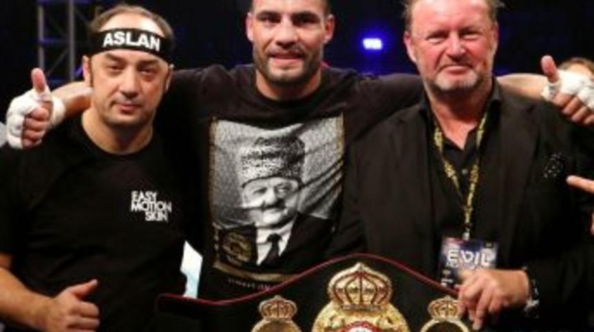 Suriyeli Boks&ouml;r Charr, D&uuml;nya Şampiyonu Oldu