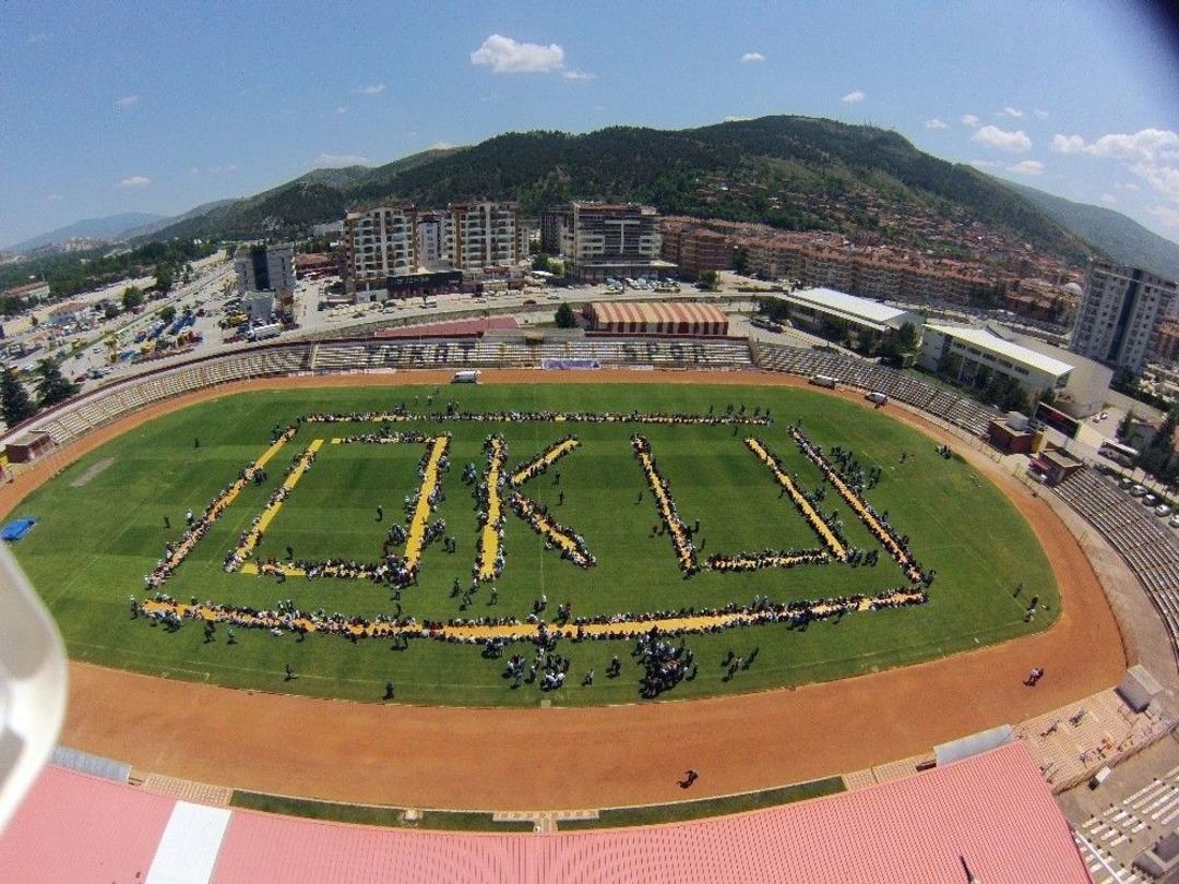 Bin 800 &Ouml;ğrenci Stadyumda Kurulan Yer Sofrasında Yemek Yedi