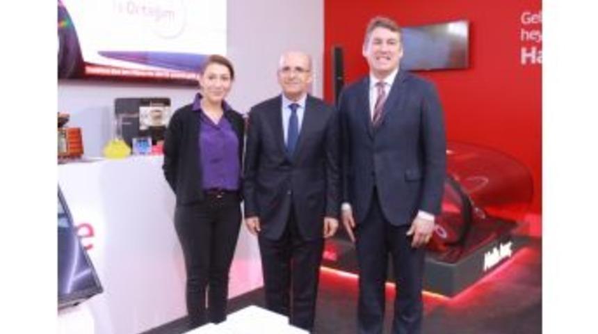 Başbakan Yardımcısı Mehmet Şimşek Vodafone Standını Ziyaret Etti