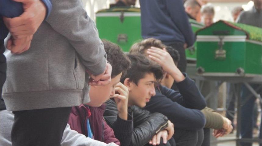 Arkadaşları İ&ccedil;in G&ouml;zyaşı D&ouml;kt&uuml;ler