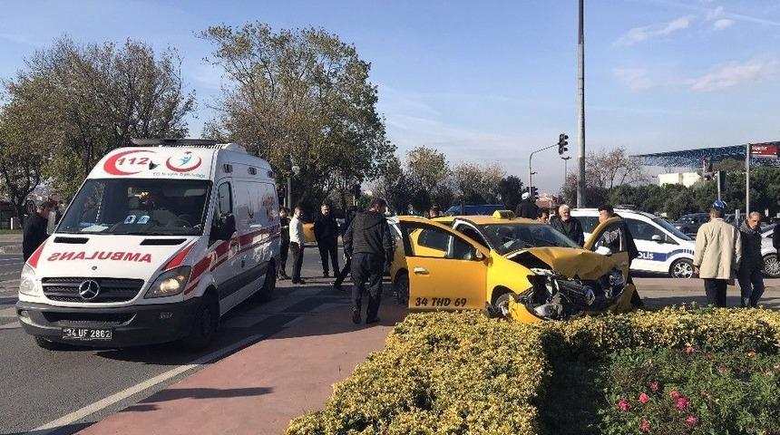 Beyoğlu&rsquo;nda Ticari Taksi Otomobile &Ccedil;arptı: 1 Yaralı