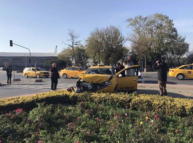 Beyoğlu&rsquo;nda Ticari Taksi Otomobile &Ccedil;arptı: 1 Yaralı 2