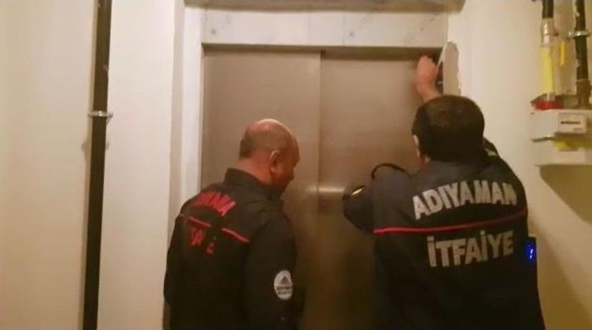 Asans&ouml;rde Mahsur Kalan Vatandaşı İtfaiye Kurtardı