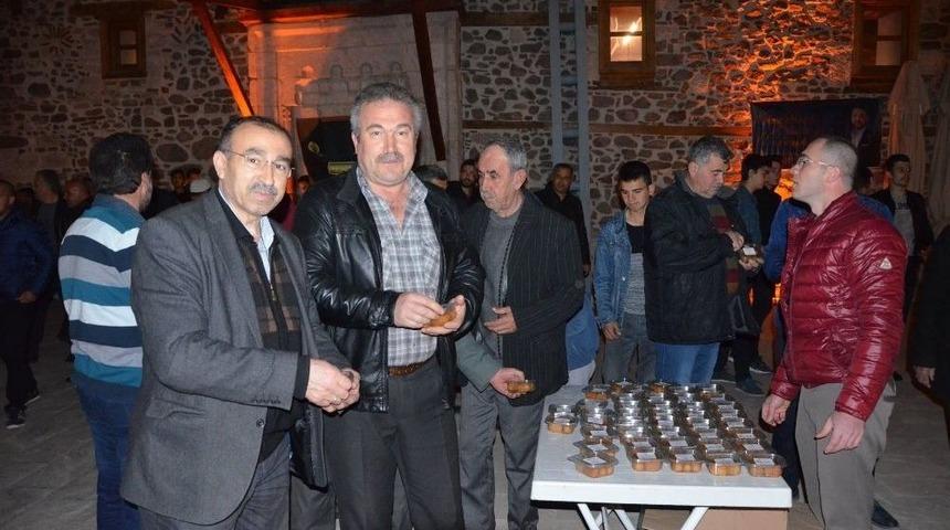 Sivrihisar Belediyesi Regaip Kandili&rsquo;ni Eda Eden Vatandaşlara Tatlı İkram Etti