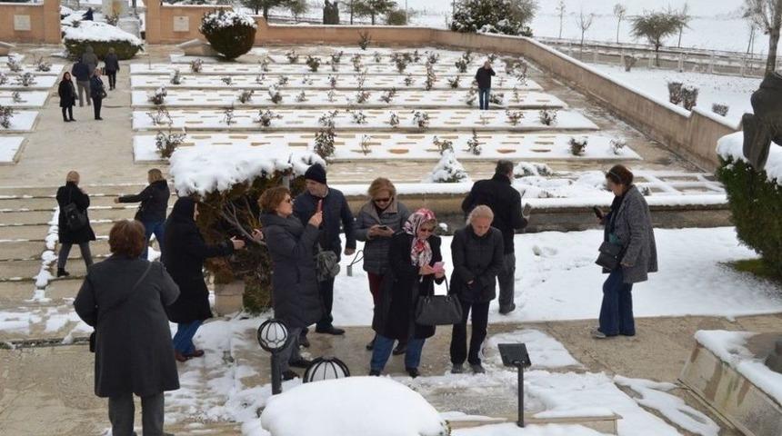 Anneler Derneği&rsquo;nden Şehitlere Vefa Ziyareti