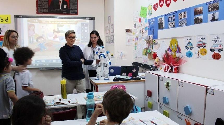 &Ouml;ğretmen Robot &ldquo;elias&rdquo; T&uuml;rkiye&rsquo;de