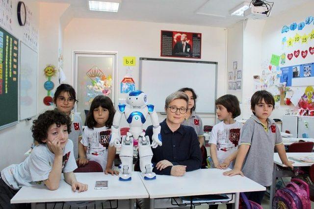 Öğretmen Robot “elias” Türkiye’de