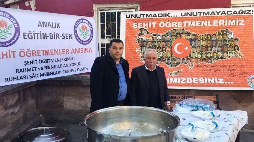 Ayvalık&rsquo;ta Eğitim Bir-sen Temsilciliği Şehit &Ouml;ğretmenleri Unutmadı