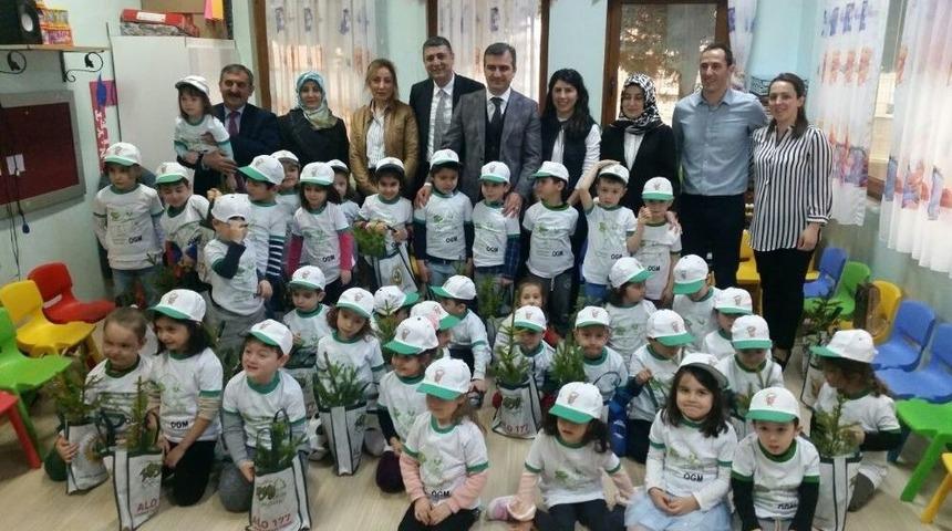 Ak&ccedil;akocalı Minik &Ouml;ğrencilere Fidan Dağıtıldı