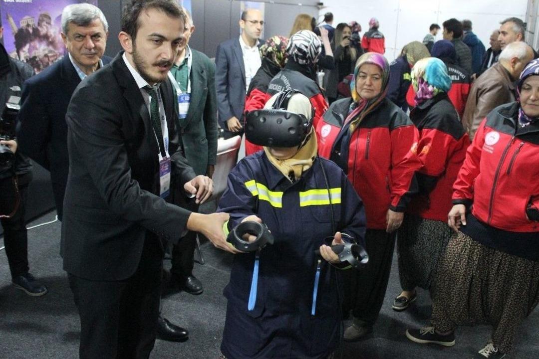 Şalvarlı İtfaiyeciler Bilişim Fuarı&rsquo;nda &Ccedil;ocuklar Gibi Eğlendi