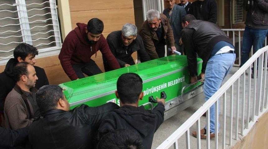 Babasının &Ouml;ld&uuml;rd&uuml;ğ&uuml; Gen&ccedil; Kızın Cesedi Yakınlarına Teslim Edildi