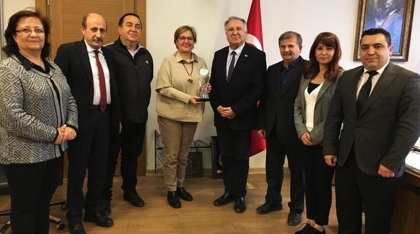 Başkan Pekdaş&rsquo;a Emek &Ouml;d&uuml;l&uuml;