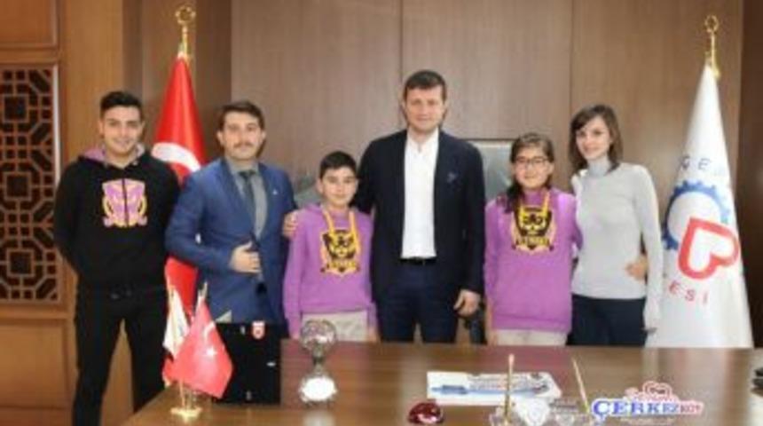 &Ouml;ğrenciler Projelerini Başkan Akay&rsquo;a Tanıttı