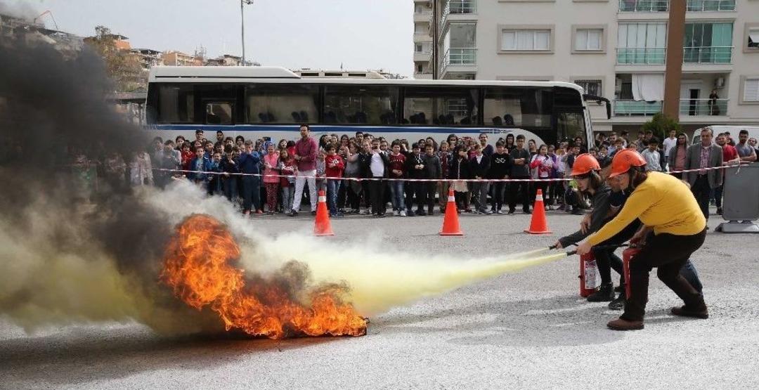 Karşıyaka&rsquo;da 300 &Ouml;ğrenciye Acil Durum Tatbikatı