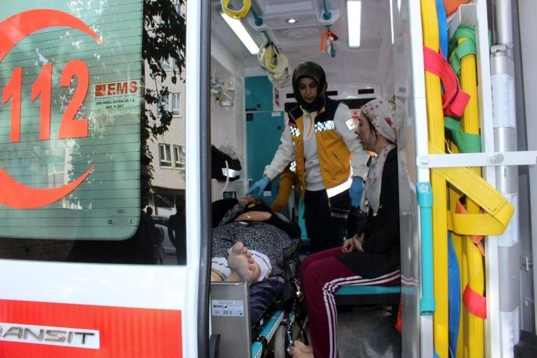 Yangında Mahsur Kalan 4 Kişi Yan Binaya Atlayarak Kurtuldu