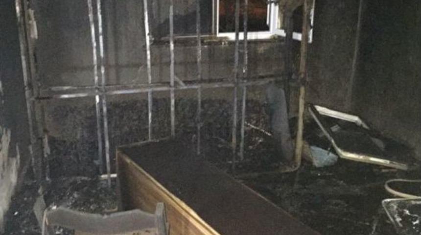 &Ccedil;ıkan Yangında Ev Kullanılamaz Hale Geldi