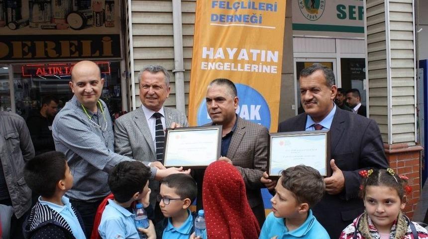 Engellilere &Ccedil;ocuk Eli