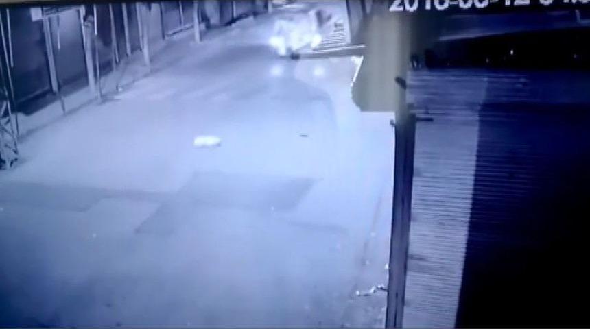 Hırsızlar Ara&ccedil;tan D&uuml;şen Kumaş Topunu Geri D&ouml;n&uuml;p Aldı