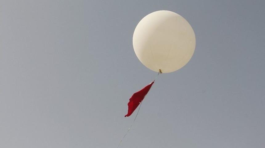 Şehitler Anısına G&ouml;ky&uuml;z&uuml;ne Meteoroloji Balonu Bırakıldı