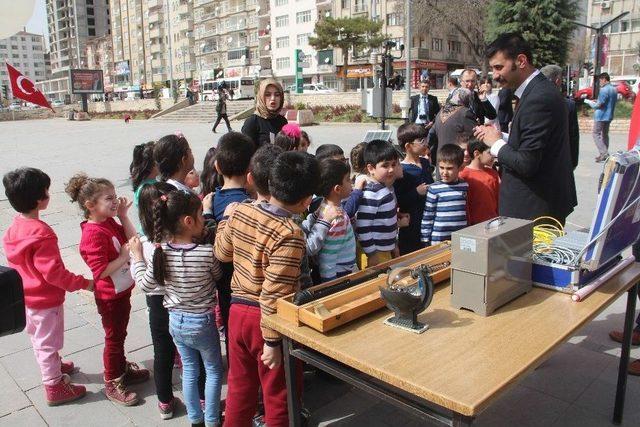 Şehitler Anısına Gökyüzüne Meteoroloji Balonu Bırakıldı