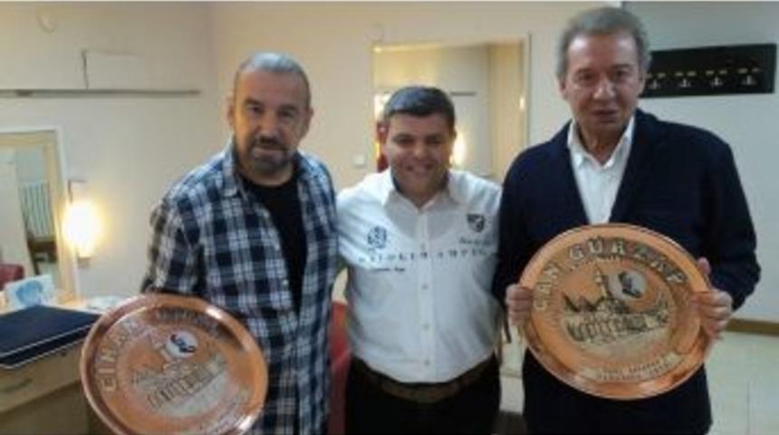 Turizm El&ccedil;isinden Tiyatro Oyuncularına Anlamlı Hediye