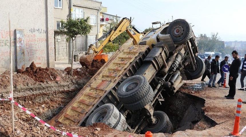 Kamyon Kanalizasyon &Ccedil;ukuruna D&uuml;şt&uuml;