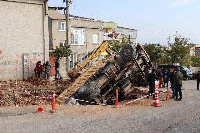 Kamyon Kanalizasyon Çukuruna Düştü