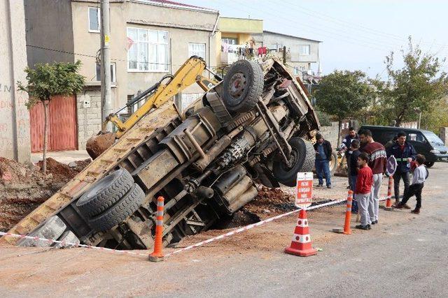 Kamyon Kanalizasyon Çukuruna Düştü