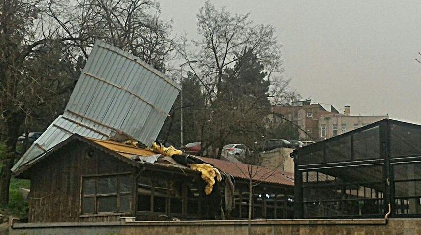Karab&uuml;k&rsquo;te Fırtına &Ccedil;atıları Yerinden S&ouml;kt&uuml;