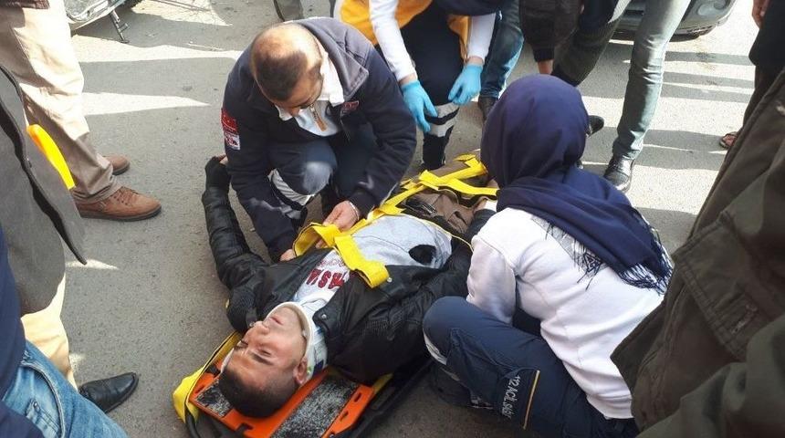 Hafif Ticari Ara&ccedil;la Elektrikli Bisiklet &Ccedil;arpıştı: 1 Yaralı