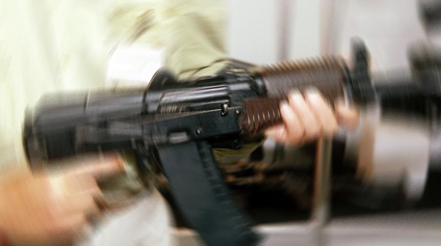 Sakarya'da kalaşnikoflu saldırgan krizi! Fabrikayı taradı, g&uuml;venlik g&ouml;revlisini rehin aldı