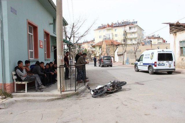 Hafif Ticari Araçla Çarpışan Motosiklet Sürücüsü Ağır Yaralandı